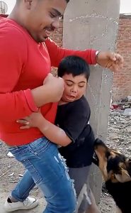 الداخلية تفحص فيديو تعذيب طفل من ذوى الإحتياجات الخاصة بـ"كلب" بوليسي (صور) 2