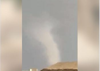 شاهد.. إعصار قمعي يضرب شرق أسوان وأنباء عن وقوع خسائر 1