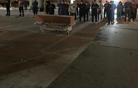 صلاة الجنازة على طبيب توفى داخل مستشفى النجيلة لعزل مصابي كورونا (صور) 2