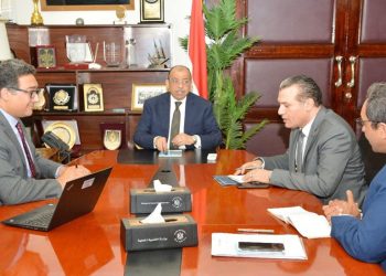 اللواء محمود شعراوي وزير التنمية المحلية خلال اجتماعه مع مسئولي البنك الدولي