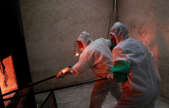 صور.. حرق جثث كورونا في المكسيك بعد زيادة عدد الوفيات بالفيروس 3