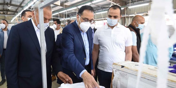 رئيس الوزراء يتفقد مصنعا للملابس الطبية والكمامات بالقليوبية