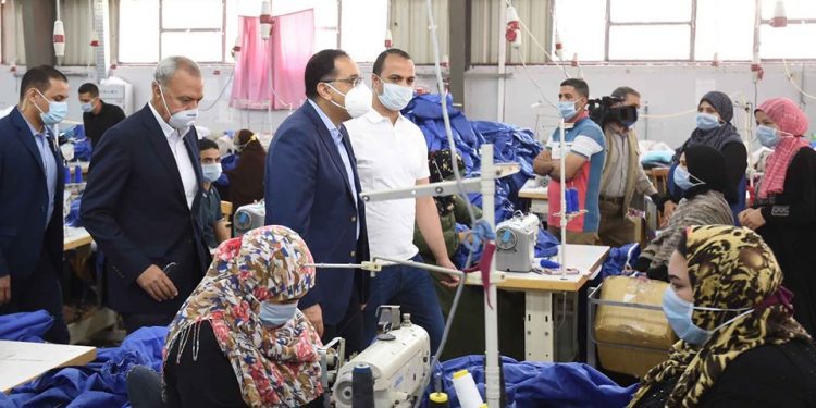 رئيس الوزراء يتفقد مصنعا للملابس الطبية والكمامات بالقليوبية