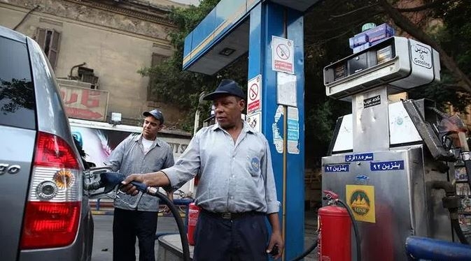 وزير المالية: طلبت بتعليق ورقة بمحطات البنزين للتأكيد من عدم زيادة أسعار البنزين "فيديو" 1