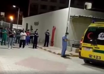فيديو.. صلاة الجنازة على ممرضة في العزل وجثمانها بسيارة الاسعاف 3