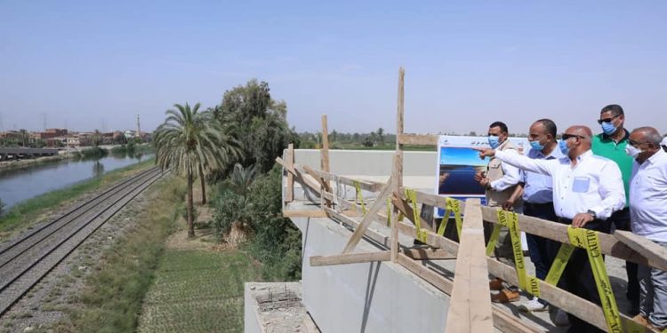 وزير النقل يتابع أعمال تنفيذ محور سمالوط على النيل بمحافظة المنيا
