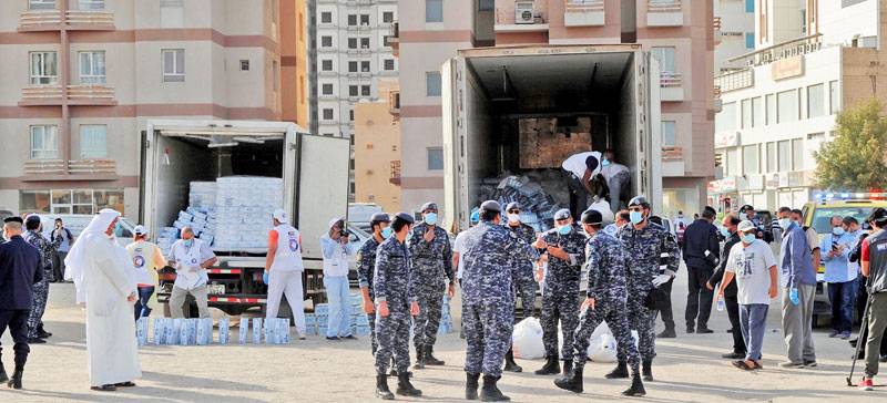 بالعنف والشتائم.. هكذا توزع المساعدات على المعزولين المقيمين بالكويت ( صور ) 5