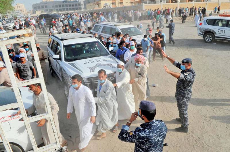 بالعنف والشتائم.. هكذا توزع المساعدات على المعزولين المقيمين بالكويت ( صور ) 6