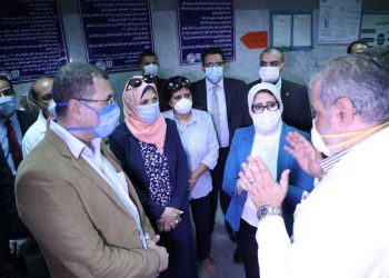 وزيرة الصحة توجه بزيادة عدد أسرة الرعاية المركزة وأجهزة التنفس الصناعي بجميع مستشفيات القاهرة (صور) 1