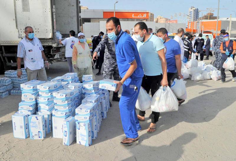 بالعنف والشتائم.. هكذا توزع المساعدات على المعزولين المقيمين بالكويت ( صور ) 7