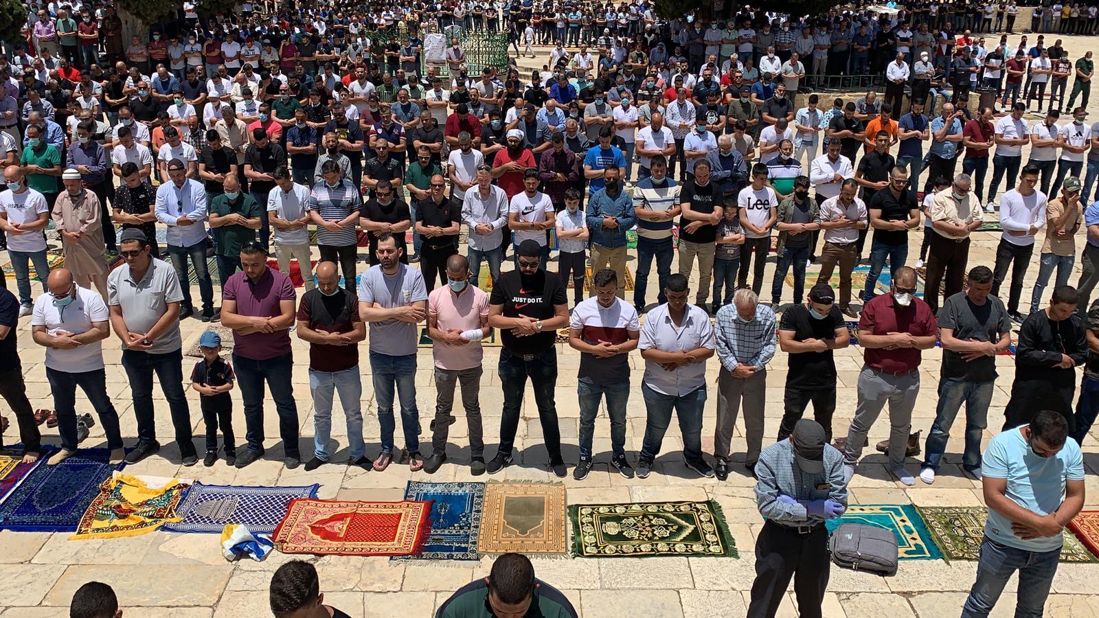 50 ألفا يؤدون صلاة الجمعة في المسجد الأقصى بعد إعادة فتحه.. صور 3
