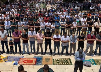 50 ألفا يؤدون صلاة الجمعة في المسجد الأقصى بعد إعادة فتحه.. صور 2
