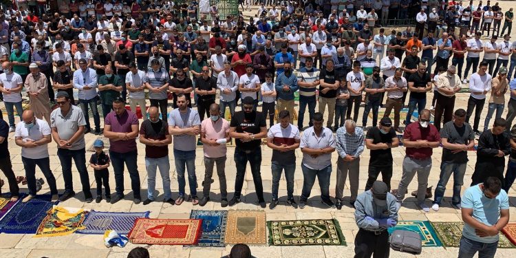 50 ألفا يؤدون صلاة الجمعة في المسجد الأقصى بعد إعادة فتحه.. صور 1
