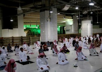فتوى سعودية تجيز لجار المسجد الصلاة في البيت بسبب كورونا 1