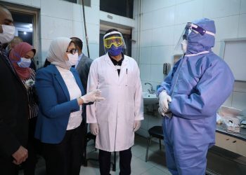 وزيرة الصحة: إمداد محافظة القاهرة بـ 65 قافلة طبية لصرف حقيبة الأدوية والمستلزمات الوقائية 1