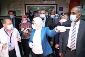 وزيرة الصحة توجه بزيادة عدد أسرة الرعاية المركزة وأجهزة التنفس الصناعي بجميع مستشفيات القاهرة (صور) 8