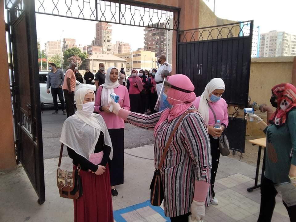 بالصور.. إجراءات احترازية على لجان امتحانات الثانوية العامة بالإسكندرية قبل دخول الطلاب 4