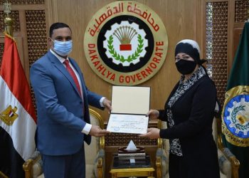 الأمم المتحدة للفنون بالقاهرة تمنح محافظ الدقهلية درع"الاب القدوة "لجهوده في محاربة كورونا 2