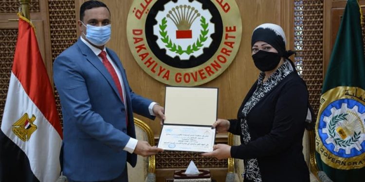 الأمم المتحدة للفنون بالقاهرة تمنح محافظ الدقهلية درع"الاب القدوة "لجهوده في محاربة كورونا 1