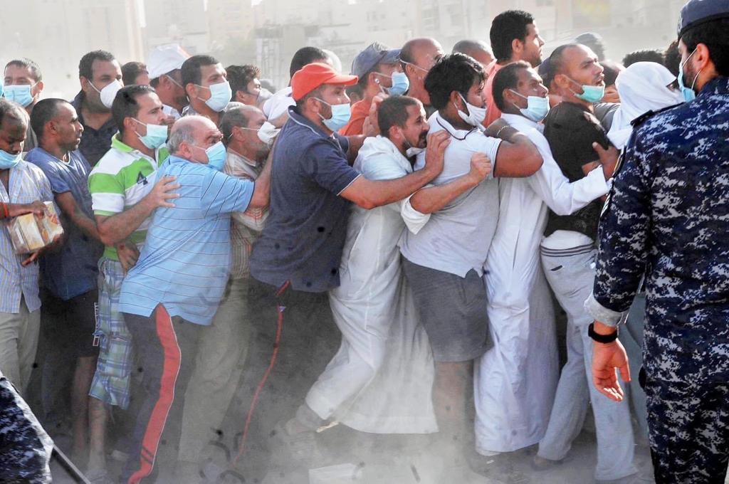 بالعنف والشتائم.. هكذا توزع المساعدات على المعزولين المقيمين بالكويت ( صور ) 10