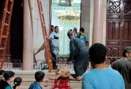 ذبح أضحية على مدخل المسجد الكبير لقرية البوها