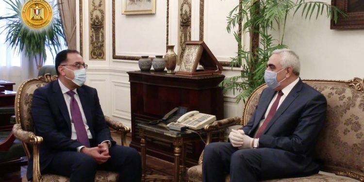رئيس الوزراء يلتقى السفير العراقى بمصر 1