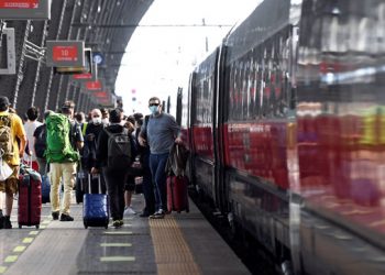 الإيطاليون يخرجون إلى محطة القطار فى ميلانو