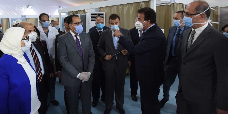 رئيس الوزراء يتفقد مستشفى عين شمس الجامعي