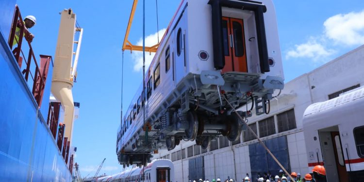 تنزيل عربات ركاب السكة الحديد الجديدة بميناء الإسكندرية