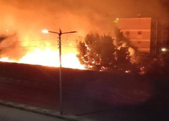 حريق هائل فى مخلفات بإرتفاع طابقين بمركز أوسيم 2