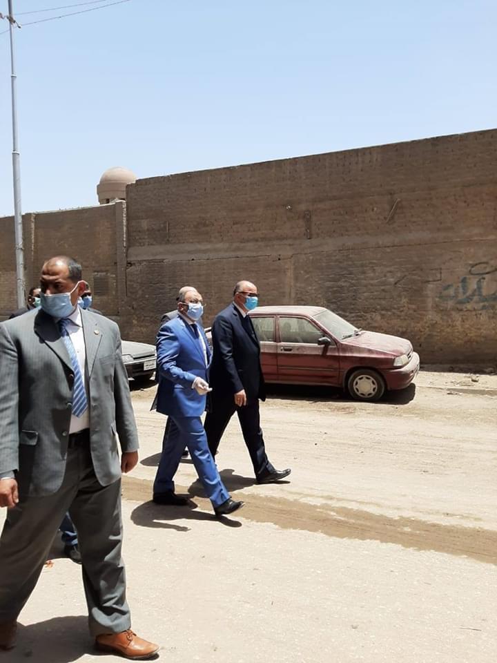 وزير التنمية المحلية ومحافظ القاهرة يتفقدان أعمال إزالة الاشغالات بمستشفي 57357 3