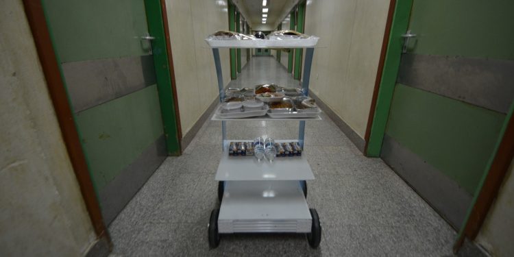 أول روبوت لخدمة مرضى كورونا