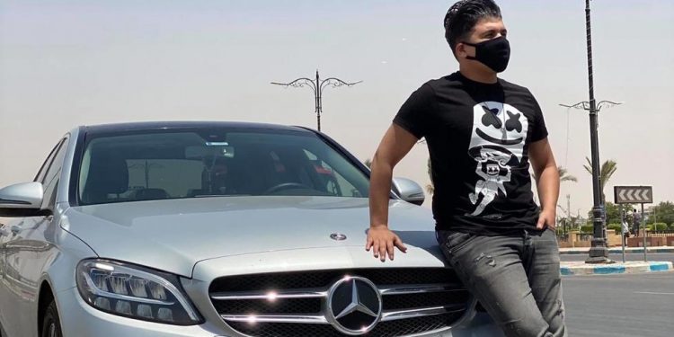 نمرة عربيته على أسمه.. مطرب المهرجانات عمر كمال ينشر صوره بجوار سيارته 1