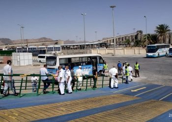 وزير النقل يتابع وصول 562 مصرياً من العالقين بالسعودية إلى ميناء سفاجا