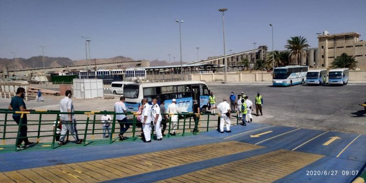 وزير النقل يتابع وصول 562 مصرياً من العالقين بالسعودية إلى ميناء سفاجا