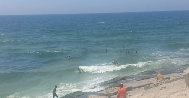 مواطنون يتحدون قرارات الحكومة بالسباحة فى بحر الإسكندرية