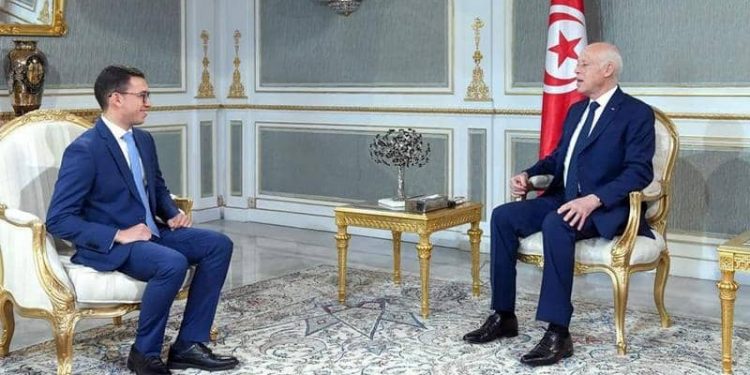 الطالب التونسي وسيم الذوادي مع الرئيس قيس سعيد