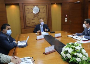 وزير النقل يعقد اجتماعا موسعا مع قيادات السكك الحديدية