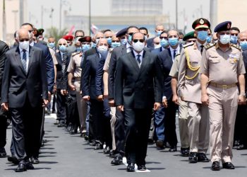 السيسي يتقدم الجنازة العسكرية للفريق العصار