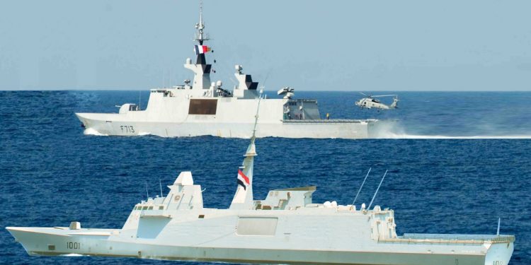القوات البحرية المصرية والفرنسية تنفذان تدريباً بحرياً عابراً فى نطاق البحر المتوسط 1