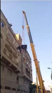 "يلا يا حمدي بدل ما يقع".. شاهد رفع عجل بـ"ونش" للطابق السادس قبل ذبحه (فيديو) 3