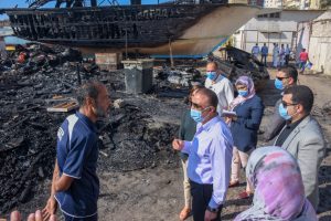 محافظ الإسكندرية يتفقد موقع حريق تصنيع مراكب الصيد بالأنفوشي