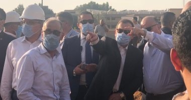 وزير البترول يصل موقع حريق ماسورة طريق الإسماعيلية 1