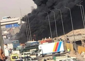 بالصور والفيديو.. حريق هائل فى مدينة السلام وتصاعد الأدخنة فى سماء العاصمة 2