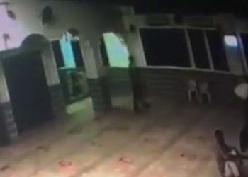 بالفيديو.. وفاة ضابط متقاعد أثناء الصلاة في مسجد بالغردقة 1