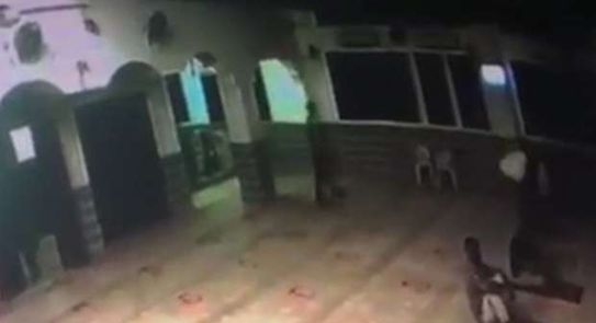 بالفيديو.. وفاة ضابط متقاعد أثناء الصلاة في مسجد بالغردقة 1
