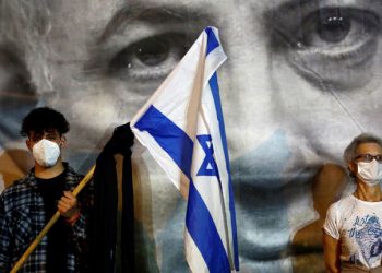 أشبه بالدواعش.. آلاف الإسرائيليين يطالبون برحيل نتنياهو بالأعلام السوداء "صور" 2