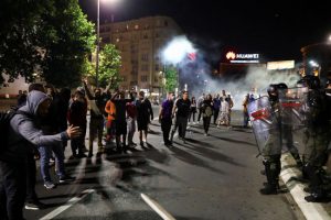 مظاهرات إحتجاجية مع الشرطة فى صربيا ضد قيود كورونا .. صور 2