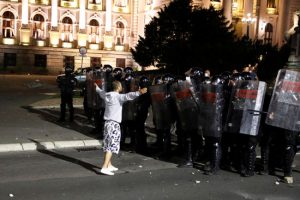 مظاهرات إحتجاجية مع الشرطة فى صربيا ضد قيود كورونا .. صور 4