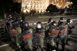 مظاهرات إحتجاجية مع الشرطة فى صربيا ضد قيود كورونا .. صور 3